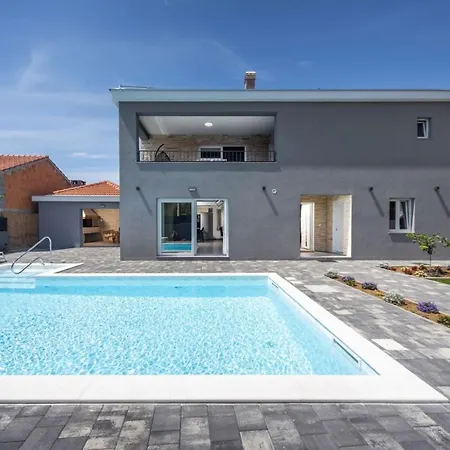 Modern Danica With Pool In Zadar Vila Bibinje