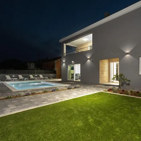 Modern Danica With Pool In Zadar * Бибинье