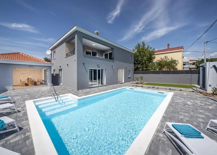Modern Danica With Pool In Zadar Bibinje