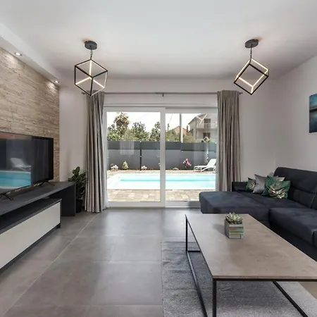 Modern Danica With Pool In Zadar Bibinje
