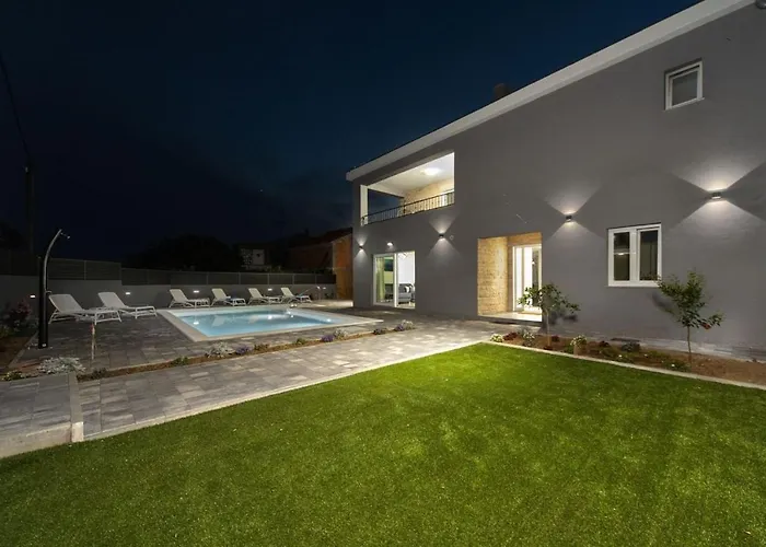 Modern Danica With Pool In Zadar Bibinje