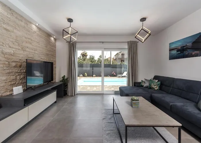 Modern Danica With Pool In Zadar Bibinje